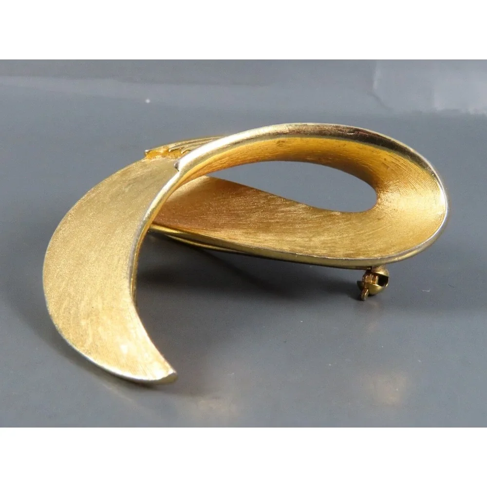 Vintage CROWN TRIFARI Brushed Gold Tone Brooch Pin SWIRL Loop Curl Ribbon Curly